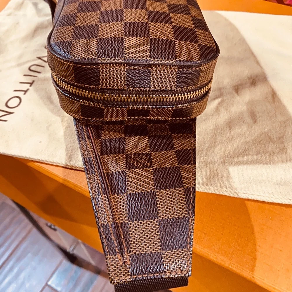 🧸🧸🧸 Authentic Louis Vuitton Geronimo Bodybag